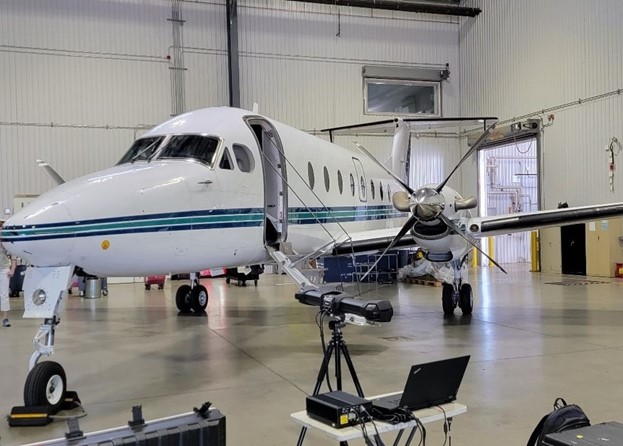 Beechcraft 1900D, die durch einen Hagelsturm geflogen war und Dellen an der Vorderkante des Flugzeugs aufwies. Der Hagelschaden am Flugzeug ist großflächig. Er erstreckt sich über fast alle Oberflächen des Flugzeugs.