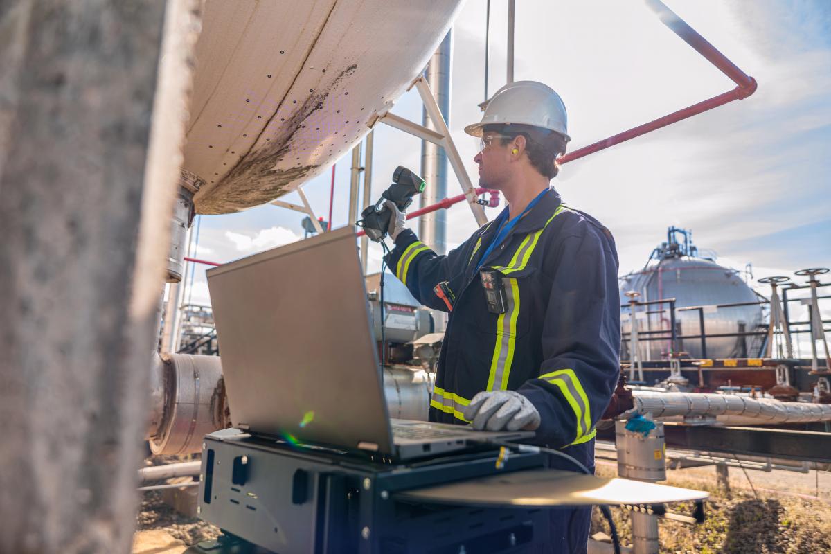 ZFP-Techniker beim Scannen eines weiteren Druckgeräts mit komplexer Geometrie. Bei seiner Prüfung setzt er einen hochgenauen 3D-Scanner von Creaform ein.