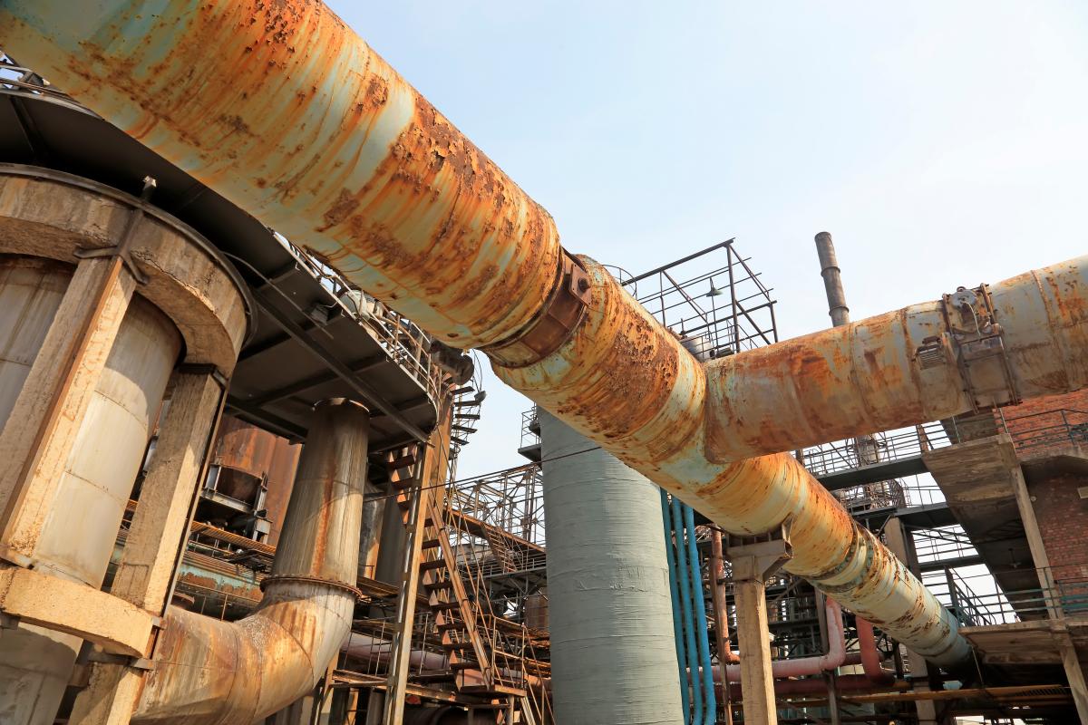 Alternde und korrodierte Infrastrukturen mit zylindrischen und gekrümmten Geometrien. 